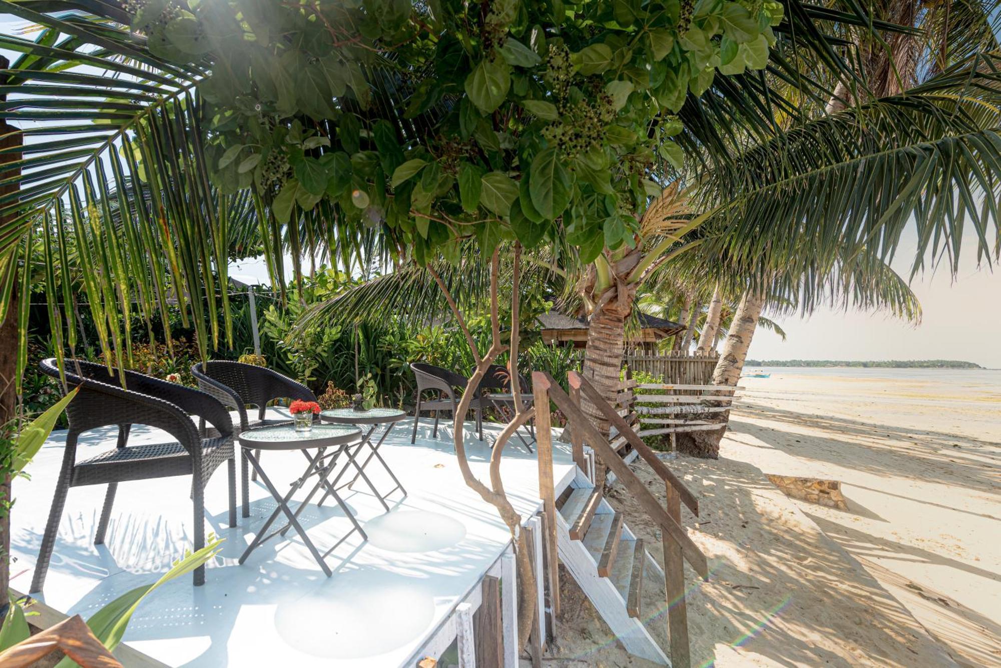 Yama - Private Beachfront Apartment General Luna (Surigao del Norte)